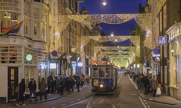 Historische tram tijdens de Lichtjesritten in Amsterdam
